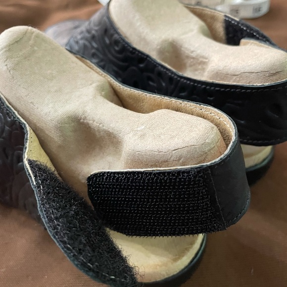 Leather sandals with Velcro closure on the outer sides. Approx 1 inch heel. - Picture 9 of 10